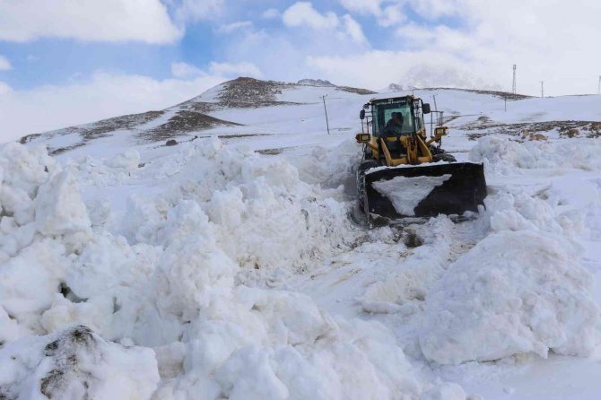 Van’da 216 Yerleşim Yerinin Yolu Ulaşıma Kapandı
