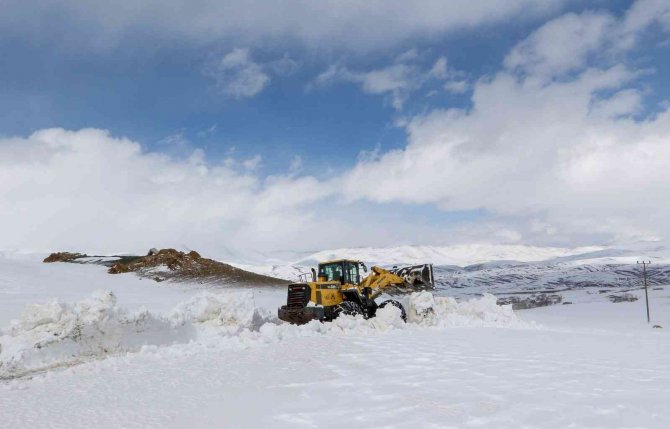 Van’da 216 Yerleşim Yerinin Yolu Ulaşıma Kapandı