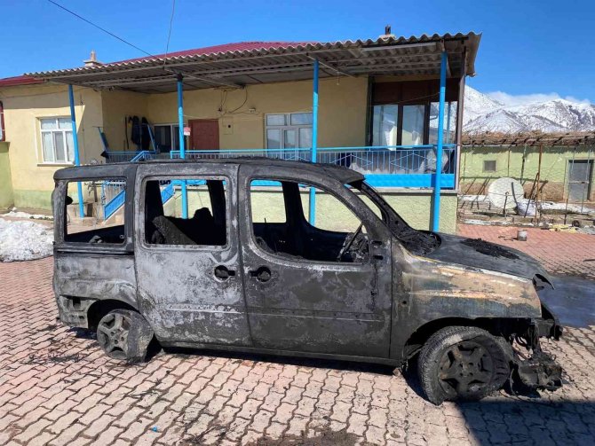 Garajda Çıkan Yangında Hafif Ticari Araç, Traktör Ve 4 Motosiklet Kullanılamaz Hale Geldi