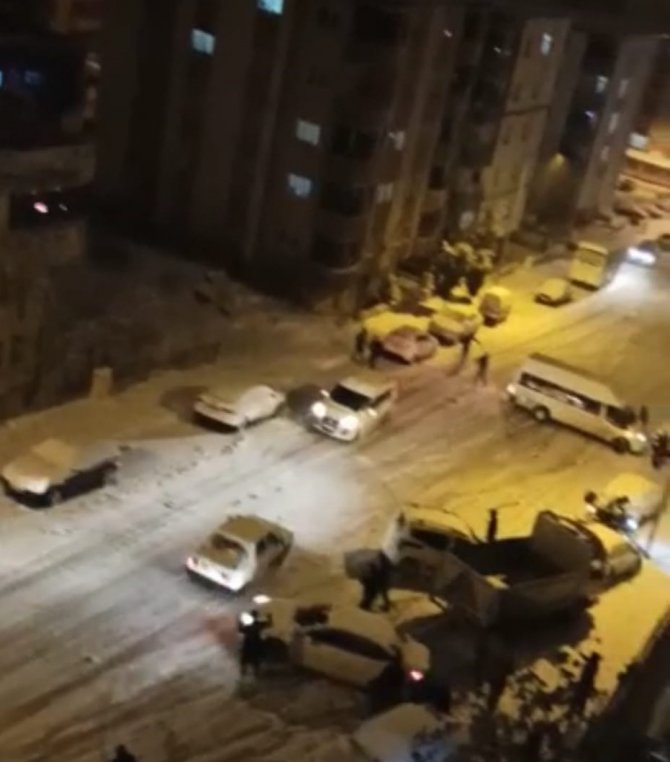 Yollar Çarpışan Araba Pistine Döndü, Kazalar Peş Peşe Geldi