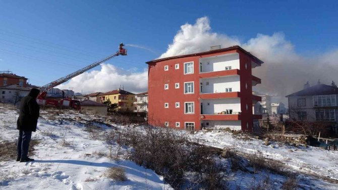 Dumanı Gören Telefona Sarıldı, Ekipler Alarma Geçti