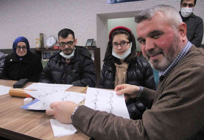Aile Boyu Hüsn-i Hat Kursu’na Katılıyorlar