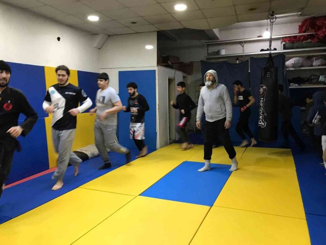 Kurdukları Salonda Kimsesiz Çocuklara Sporla Umut Oluyorlar