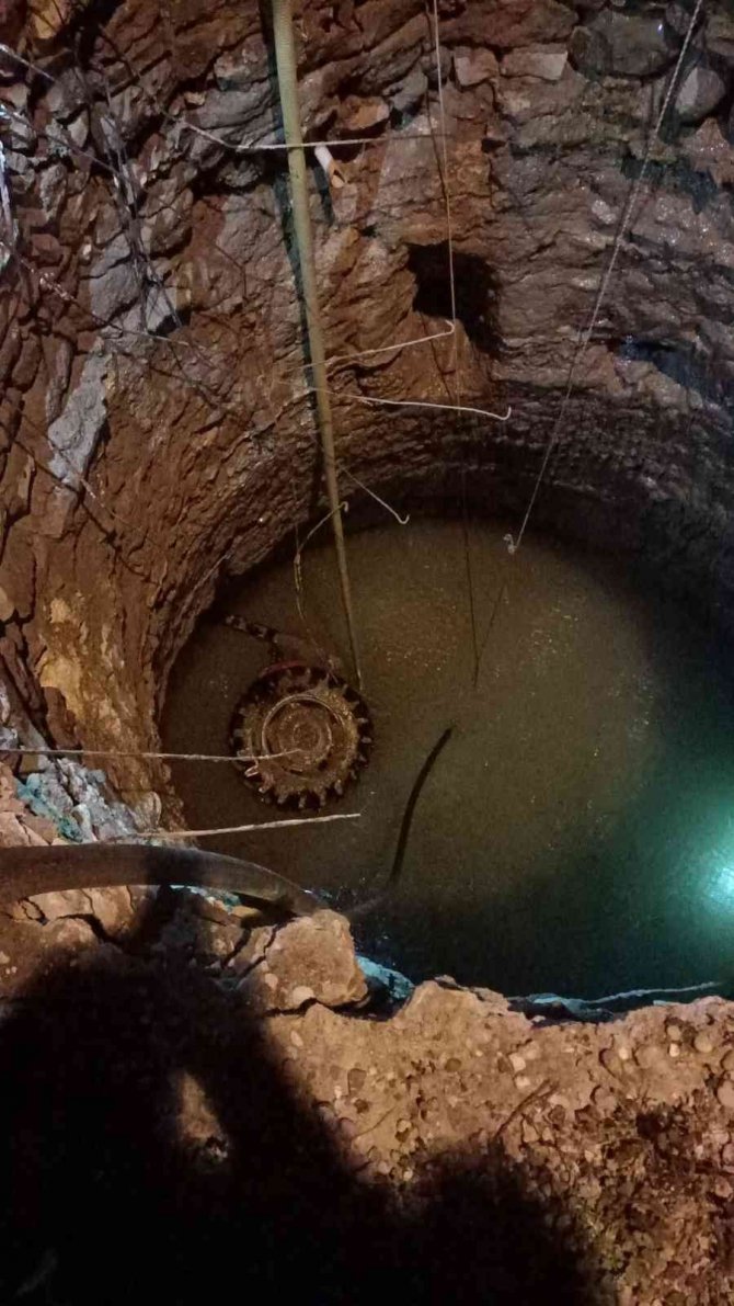 12 Metre Derinliğinde Kuyuya Traktörü İle Düştü, Yüzerek Çıktı
