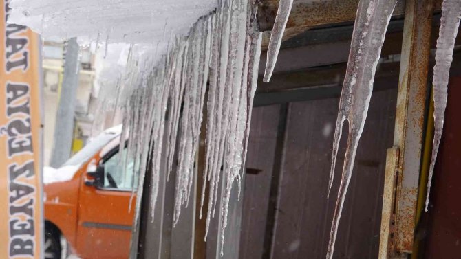 Çatılarda Oluşan Buz Sarkıtları Tehlike Saçıyor
