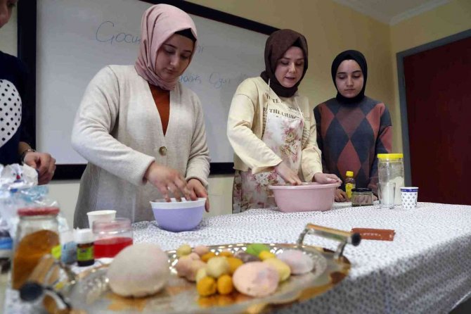 Bağcılar Çocuk Gelişimi Kursiyerleri, Evdeki Malzemelerle Organik Oyun Hamuru Yapmayı Öğrendi