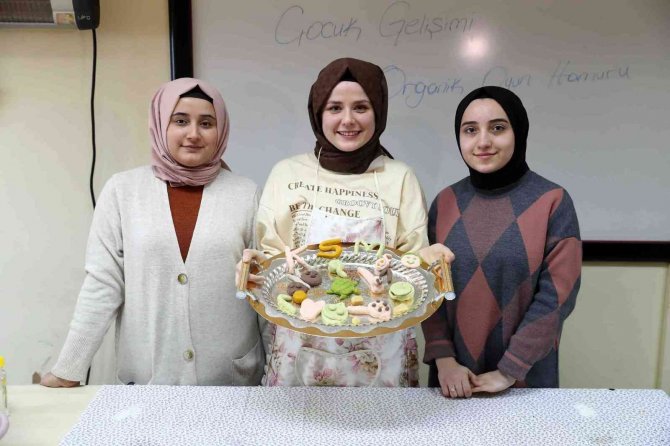 Bağcılar Çocuk Gelişimi Kursiyerleri, Evdeki Malzemelerle Organik Oyun Hamuru Yapmayı Öğrendi