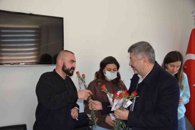 Başkan Akçadurak Sağlık Çalışanlarını Ziyaret Etti