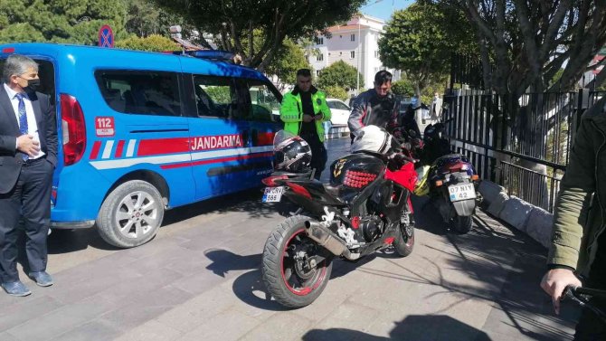 Otomobil Motosikletle Çarpıştı: 2 Yaralı