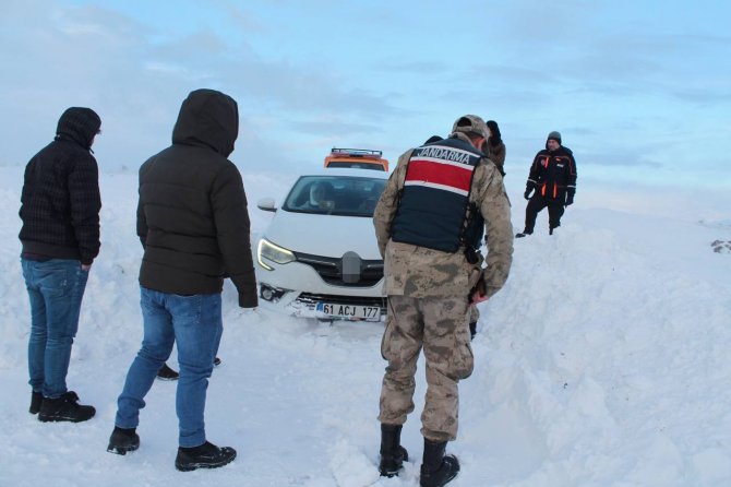 Kar Ve Tipiden Kapanan Yolda Mahsur Kalan Kuveytli 2 Turist Kurtarıldı