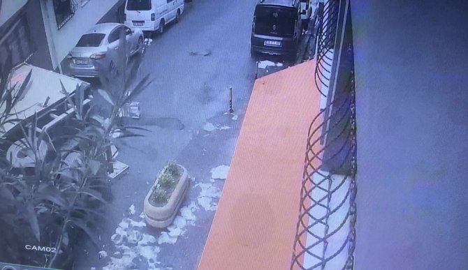 Beyoğlu’nda Tehlikeli Madde Yüklü Kamyonet Devrildi: Faciadan Dönülen Kaza Kamerada