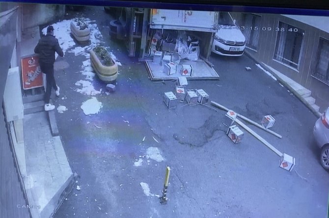Beyoğlu’nda Tehlikeli Madde Yüklü Kamyonet Devrildi: Faciadan Dönülen Kaza Kamerada