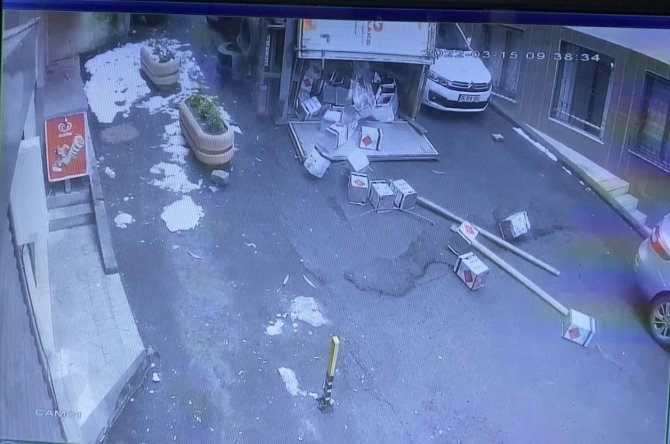 Beyoğlu’nda Tehlikeli Madde Yüklü Kamyonet Devrildi: Faciadan Dönülen Kaza Kamerada
