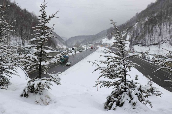 Bolu Dağı’nda Hafif Kar Yağışı Etkili Oluyor