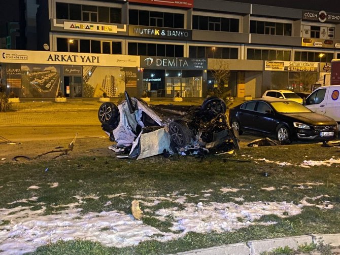 Bursa’da Otomobil Taklalar Atarak 50 Metre Sürüklendi: 2 Ölü