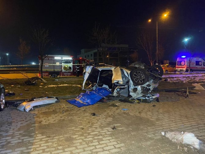 Bursa’da Otomobil Taklalar Atarak 50 Metre Sürüklendi: 2 Ölü