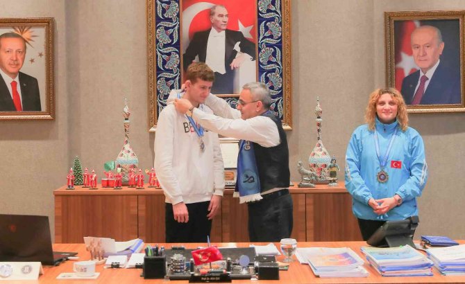 İ̇şitme Engelli İki Başarılı Sporcuyu Tebrik Etti