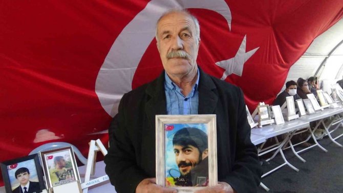 Evlat Nöbetindeki Acılı Baba: “Oğlum Avukat Olacaktı, Elindeki Kalemi Aldılar Silah Verdiler”