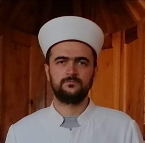 Namaz Kılmak İçin Camide Elektrikli Isıtıcıyı Çalıştıran Gençten İç Isıtan Hareket