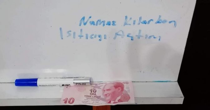 Namaz Kılmak İçin Camide Elektrikli Isıtıcıyı Çalıştıran Gençten İç Isıtan Hareket