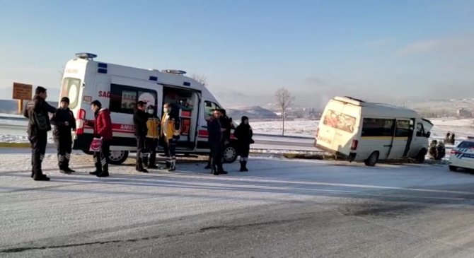 Kontrolden Çıkan Servis Minibüsü Refüje Çıktı: 8 Yaralı