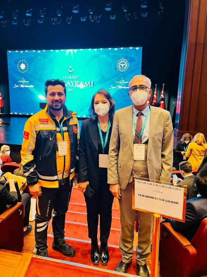 Hastayı Sırtında Taşıyan Sağlık Görevlisi Hediyesini Cumhurbaşkanından Aldı