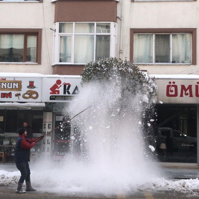 Ekipler Sabaha Kadar Karla Mücadele Ediyor