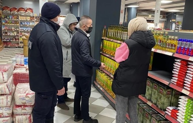 Cumayeri’nde Zabıta Marketleri Denetledi