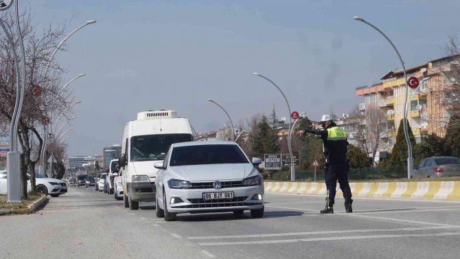 Araçlarındaki Cam Filmlerini Elleriyle Söktüler