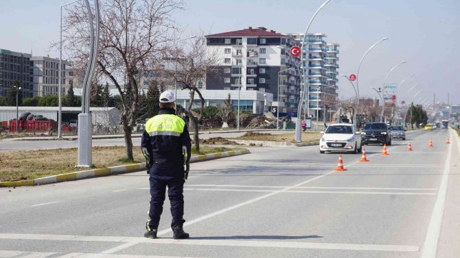 Araçlarındaki Cam Filmlerini Elleriyle Söktüler