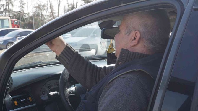 Araçlarındaki Cam Filmlerini Elleriyle Söktüler