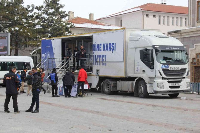 Simülasyon Tırında Gerçeği Aratmayan 6.8 Şiddetli Deprem Eğitimi