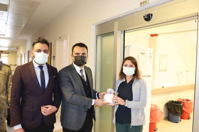 Kaymakam Çelik’ten Sağlık Çalışanlarına Hediye