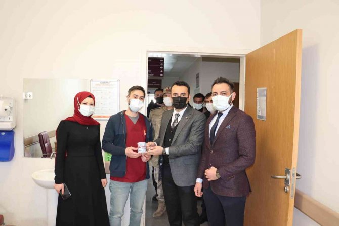 Kaymakam Çelik’ten Sağlık Çalışanlarına Hediye