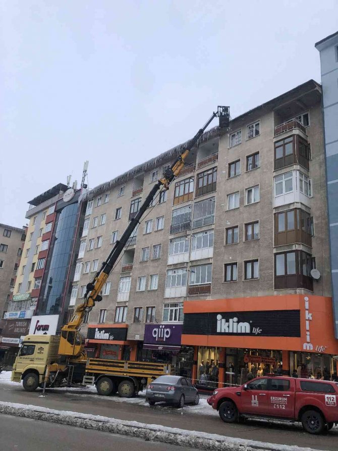 Erzurum’da Buz Kırma Timleri İş Başında