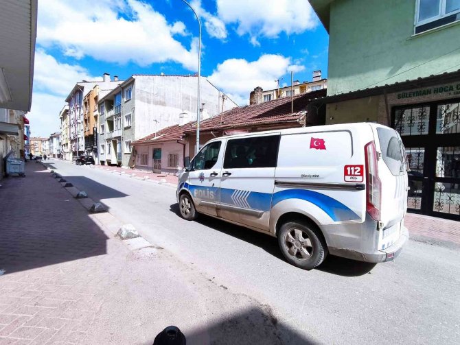 Camiye Ait Daireden Su Saati, Kalorifer Peteği Ve Elektrik Kabloları Çalındı