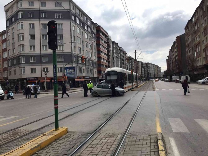 Eskişehir’de Otomobil Ve Tramvay Çarpıştı