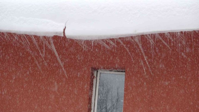 Çatılarda Oluşan Buz Sarkıtları Tehlike Saçıyor