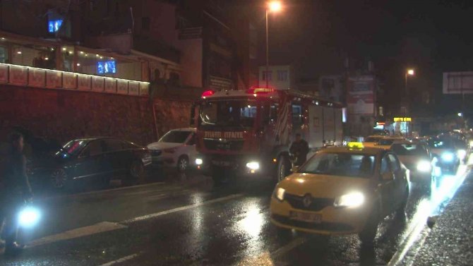 Fatih’te Seyir Halindeki Otomobil Alev Alev Yandı