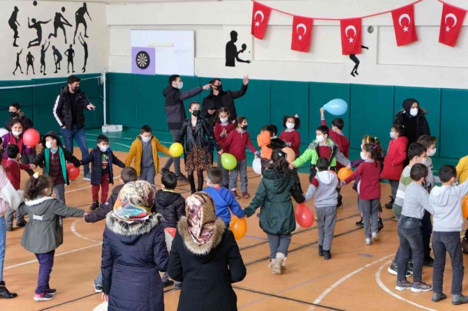 Üniversiteliler Köy Okulunda Öğrencilerle Buluştu