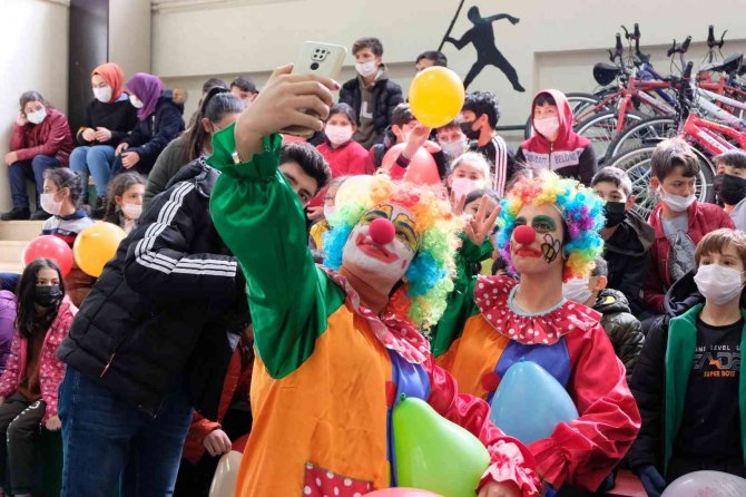 Üniversiteliler Köy Okulunda Öğrencilerle Buluştu