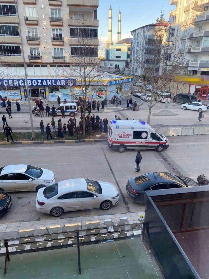 Polislerin Gözü Önünde Yayaya Çarptı