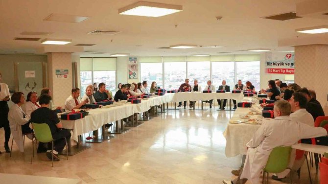 Denizli Tekden Doktorlarına Ailelerinden Sürpriz Tıp Bayramı Mesajı