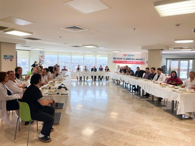 Denizli Tekden Doktorlarına Ailelerinden Sürpriz Tıp Bayramı Mesajı