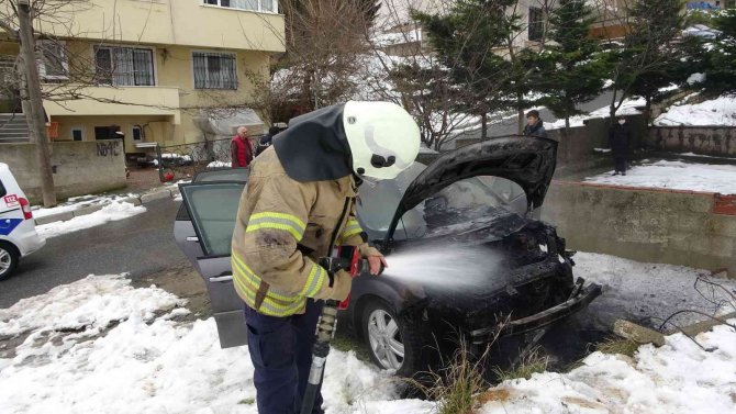 Sancaktepe’de Park Halindeki Otomobilin Yandığı Anlar Kamerada