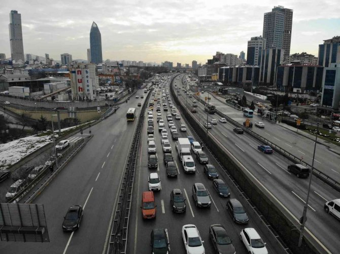 İ̇stanbul’da Kar Geride Kaldı, Trafik Yüzde 60’ı Buldu