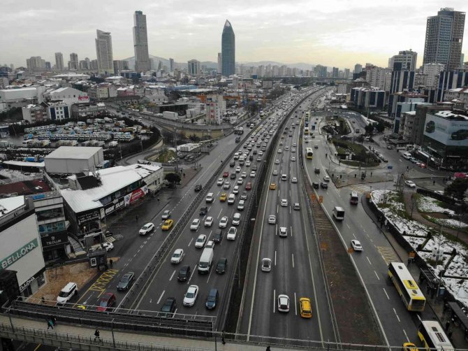 İ̇stanbul’da Kar Geride Kaldı, Trafik Yüzde 60’ı Buldu
