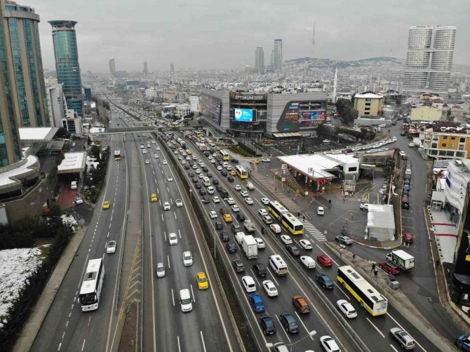 İ̇stanbul’da Kar Geride Kaldı, Trafik Yüzde 60’ı Buldu