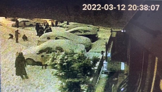 İ̇stanbul’da Karda Dehşet Anları Kamerada: Otomobil Kayan Çocukların Arasına Daldı
