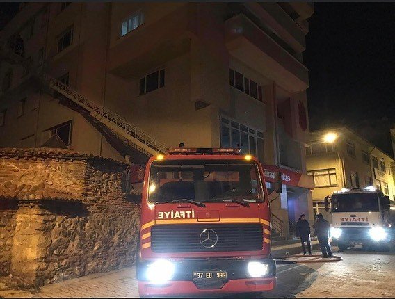 Kastamonu’da 6 Katlı Apartmanda Çıkan Yangın Söndürüldü